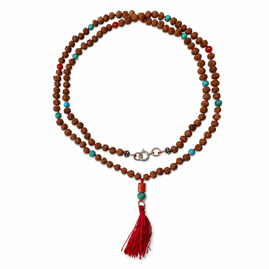 Collier délicat composé de Rudraksha, turquoise et corail ancien