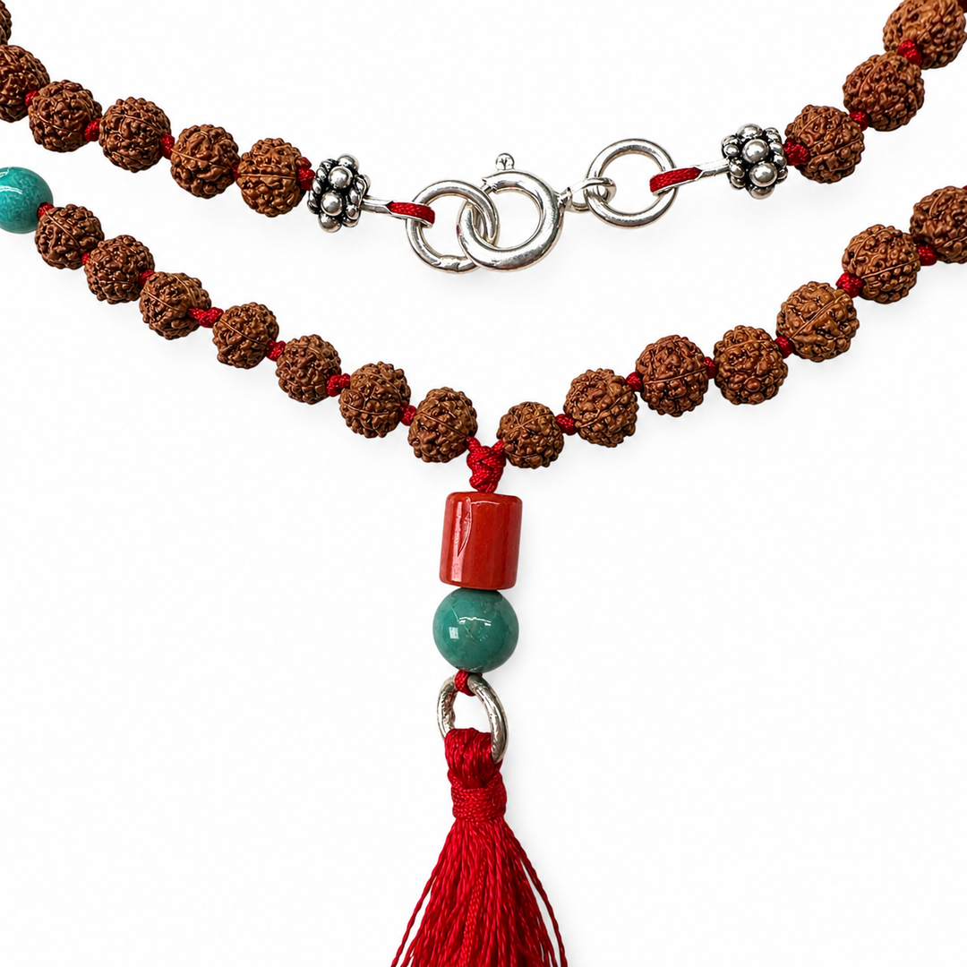 Collier délicat composé de Rudraksha, turquoise et corail ancien