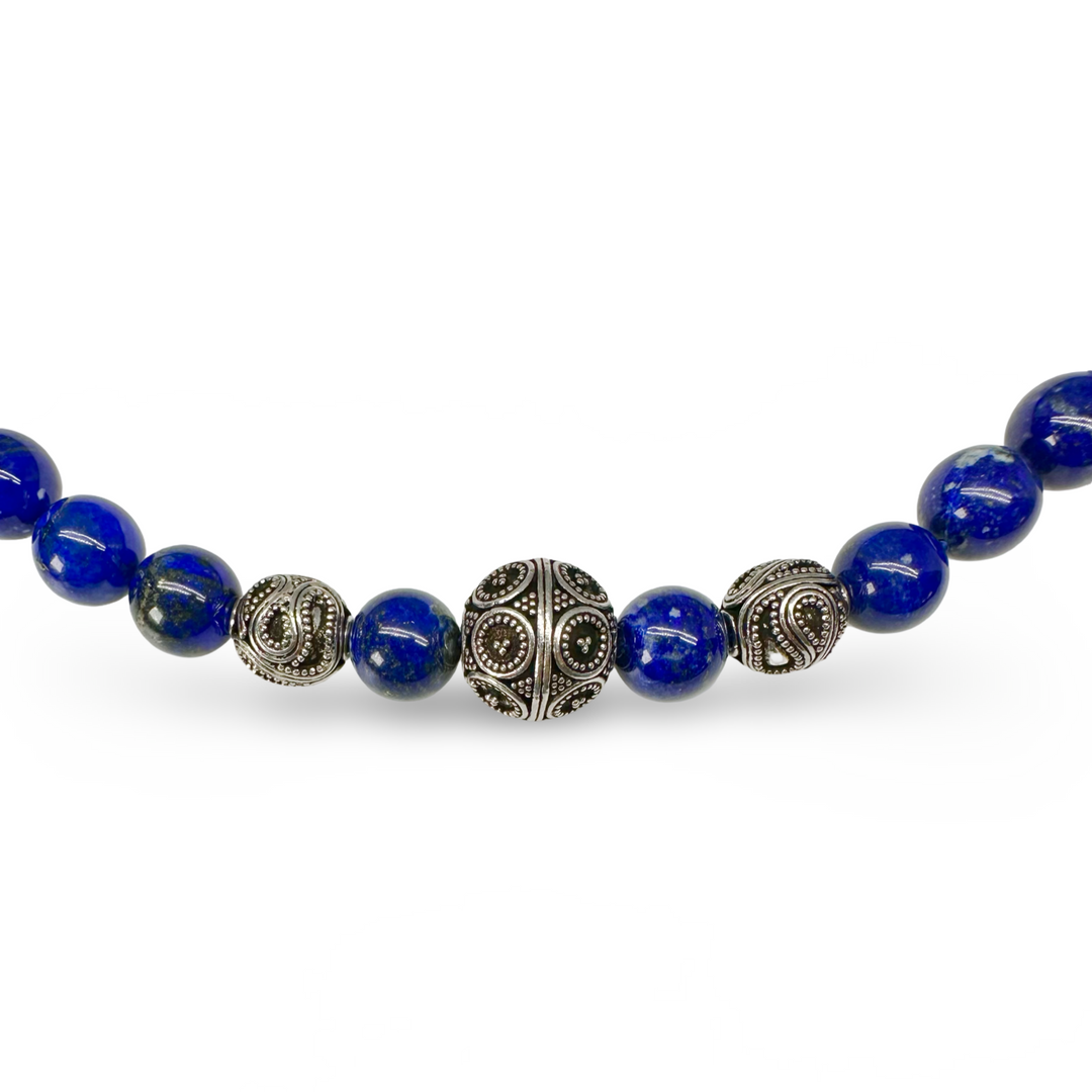 མགུལ་རྒྱན་དང་དངུལ་གྱི་ཕྲེང་བས་བཟོས་པའི་སྐེ་རྒྱན།