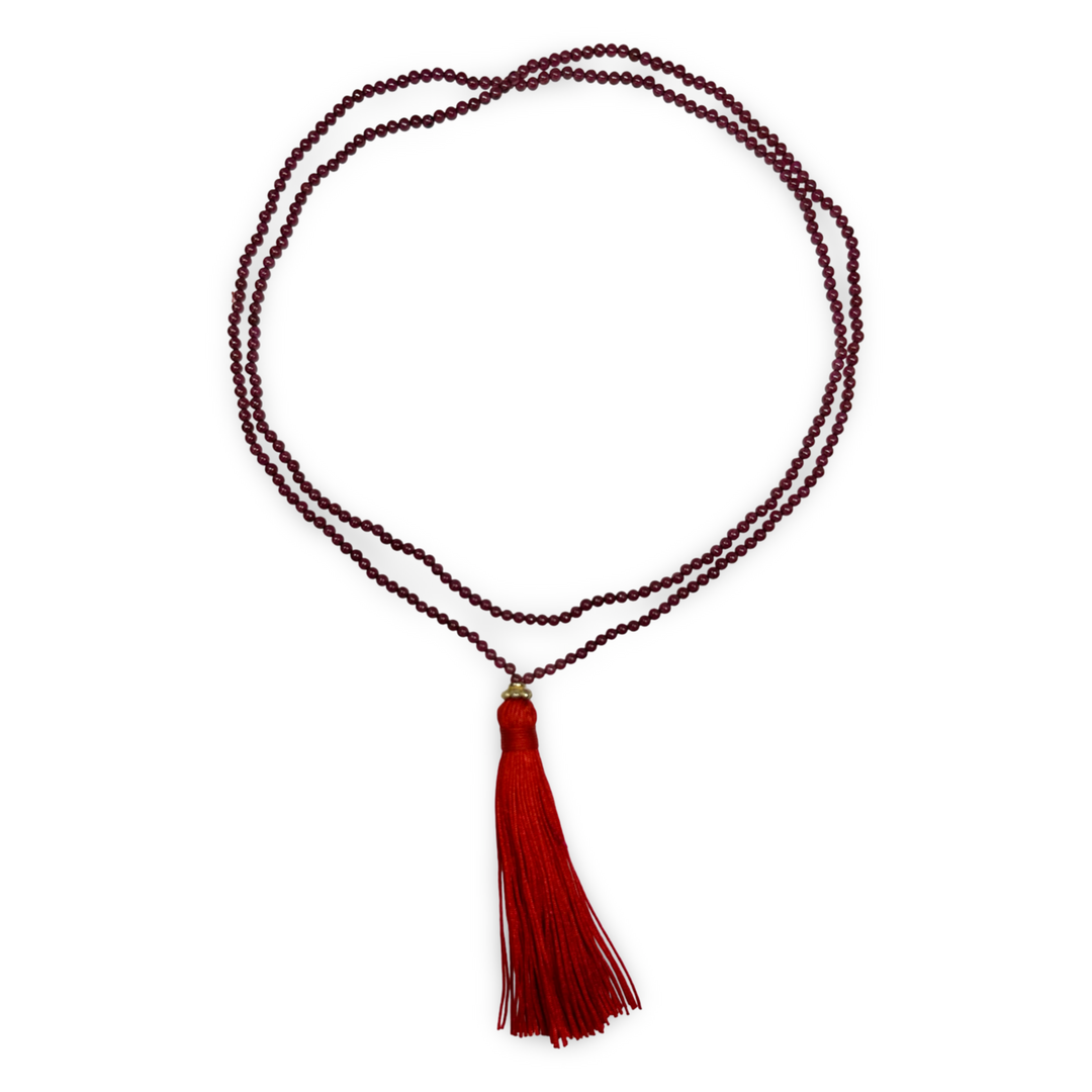 Halskette aus Granat mit roter Quaste