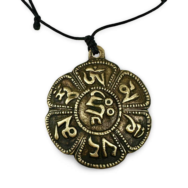 Amuleto Mantra in ottone con cordino pendente