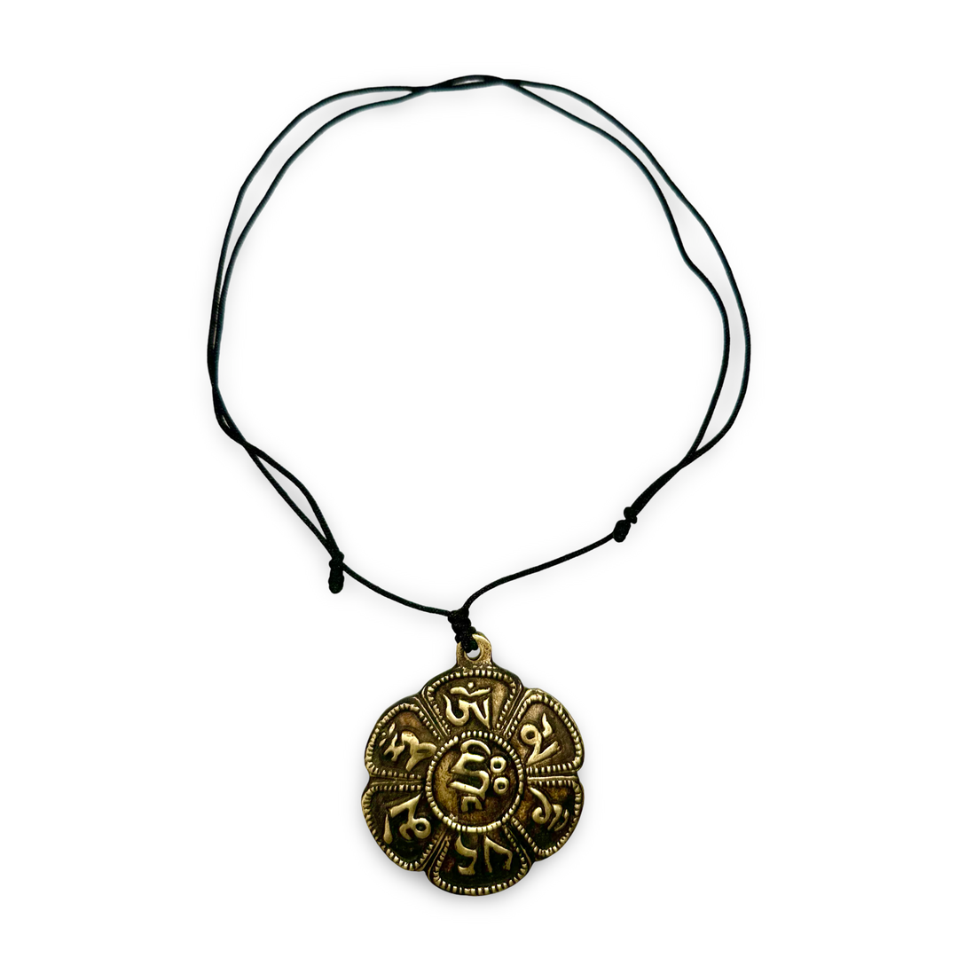Amuleto Mantra in ottone con cordino pendente