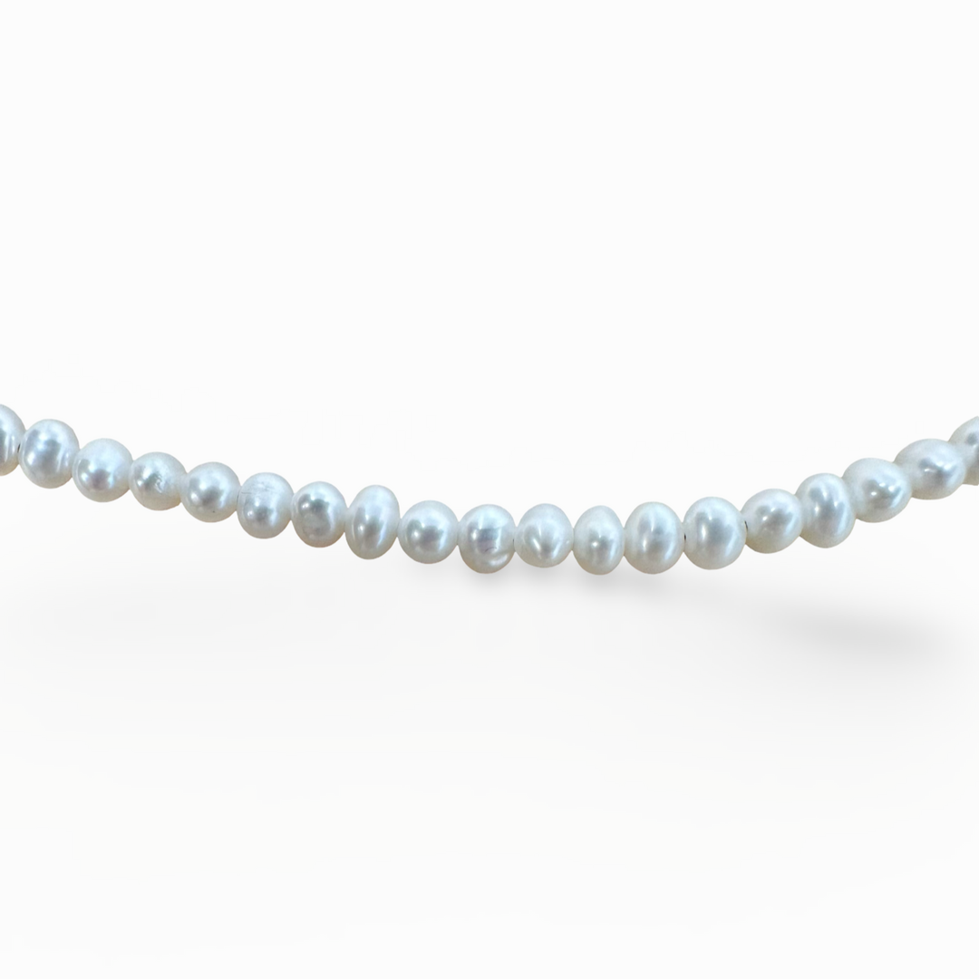 Collier délicat de perles d'eau douce