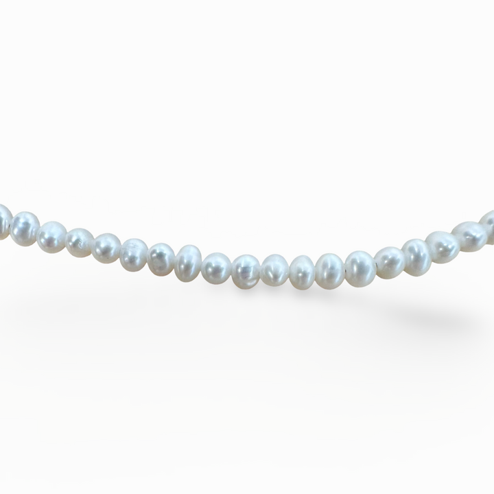 Collier délicat de perles d'eau douce
