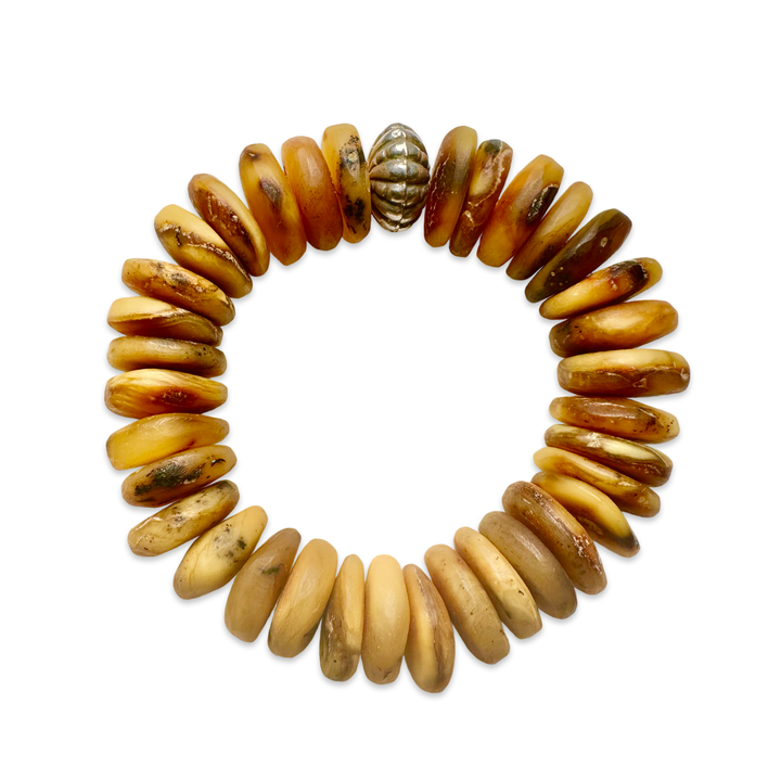 དམར་པོའི་ལག་གདུབ་དངུལ་གྱི་ཕྲེང་བ།