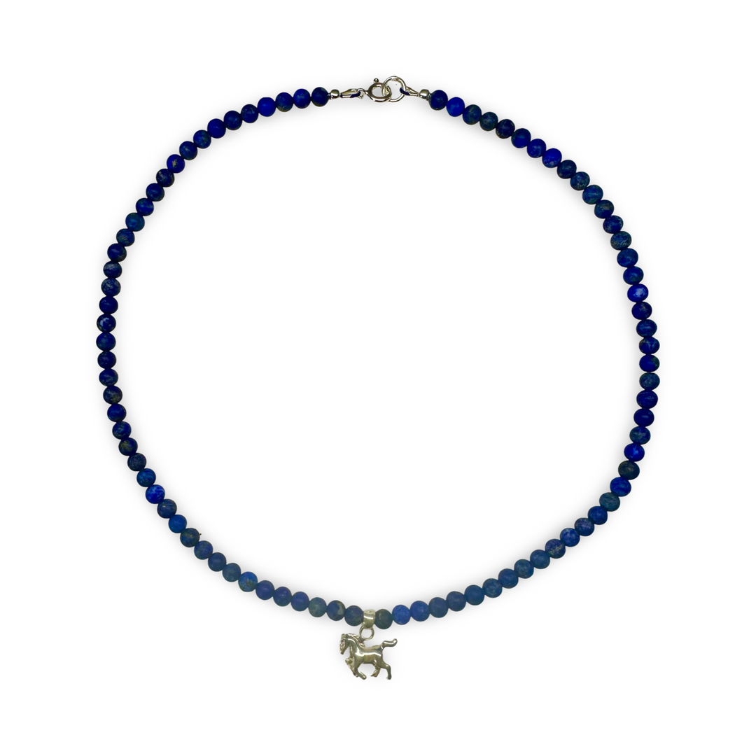 དངུལ་གྱི་རྟའི་ཕྲེང་བ་ལ་པིས་ལ་ཟུ་ལིའི་སྐེ་རྒྱན།