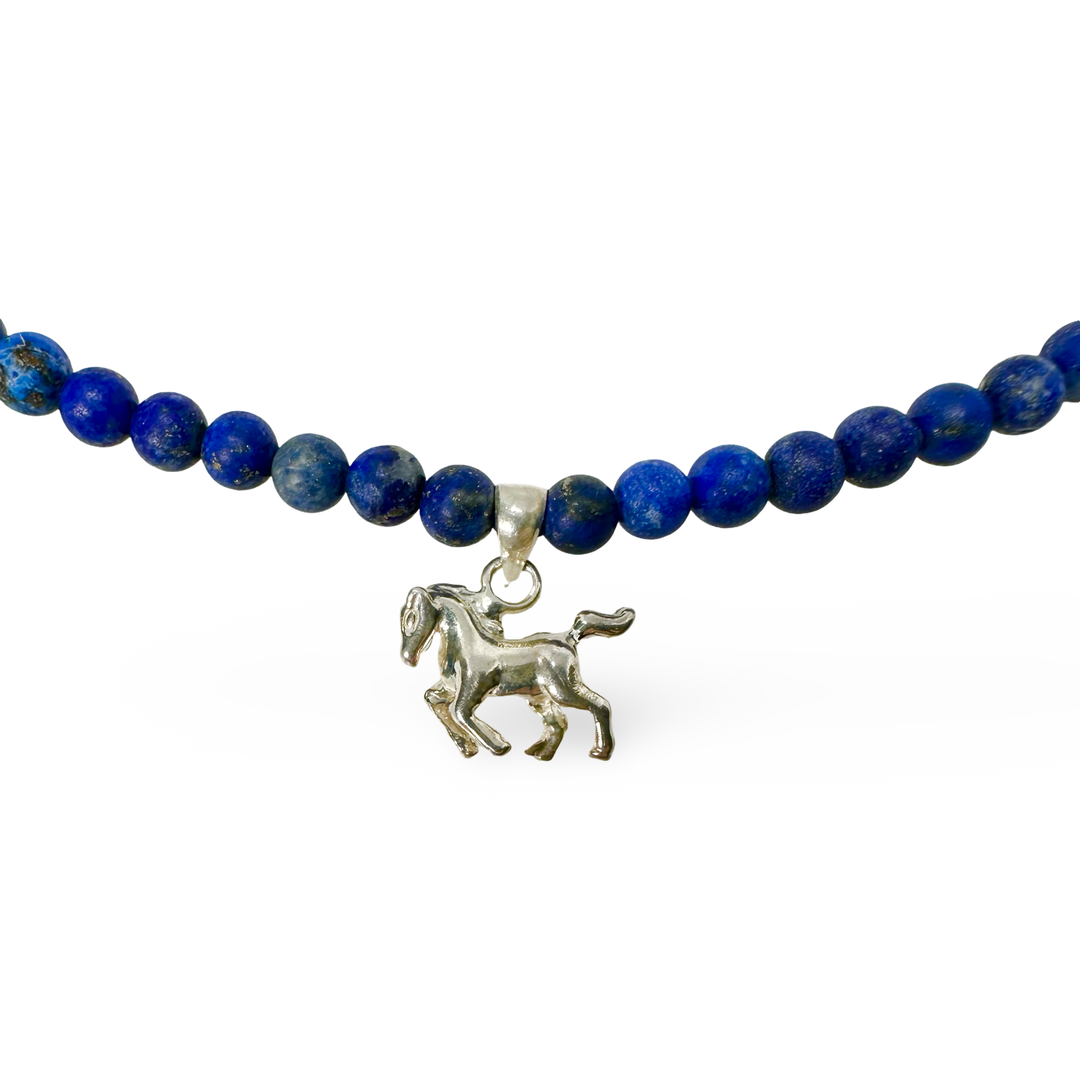 དངུལ་གྱི་རྟའི་ཕྲེང་བ་ལ་པིས་ལ་ཟུ་ལིའི་སྐེ་རྒྱན།