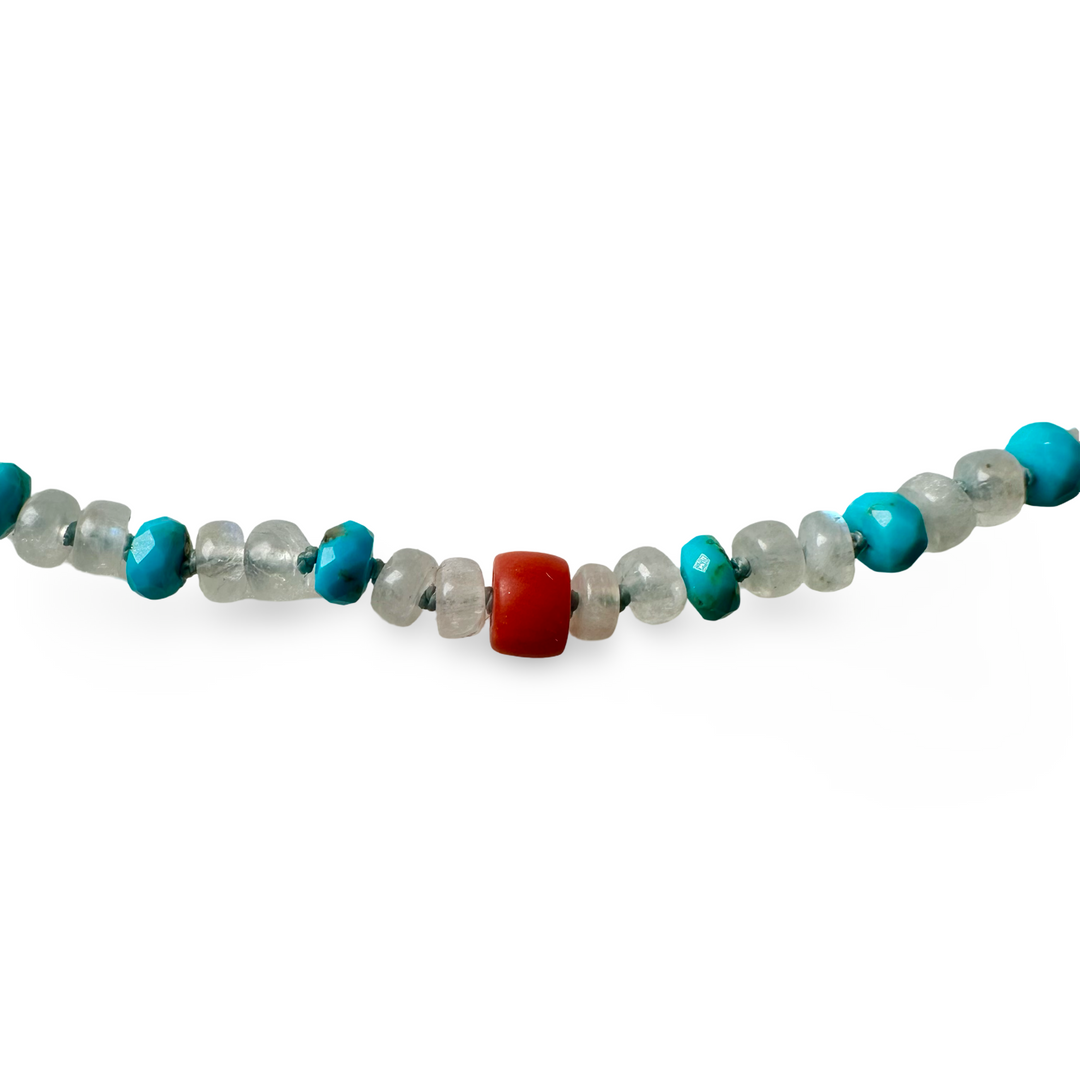 ཟླ་བའི་རྡོ་གཡུ་དང་བྱེ་མའི་སྐེ་རྒྱན།