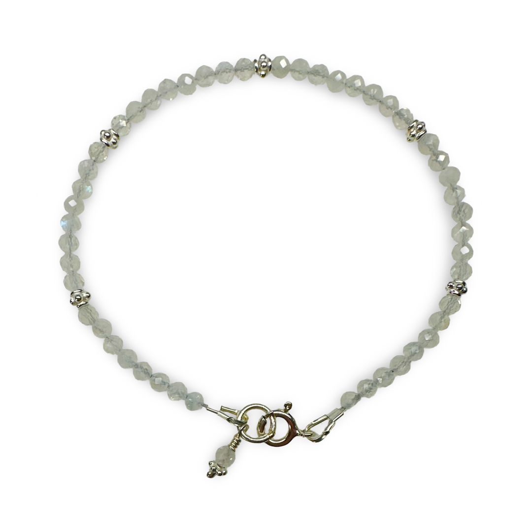 མ་ལ་ལག་གདུབ་ལ་གདོང་རིས་ཅན་གྱི་འཇའ་ཚོན་ཟླ་རྡོ་དང་དངུལ་གྱི་ཕྲེང་བ།