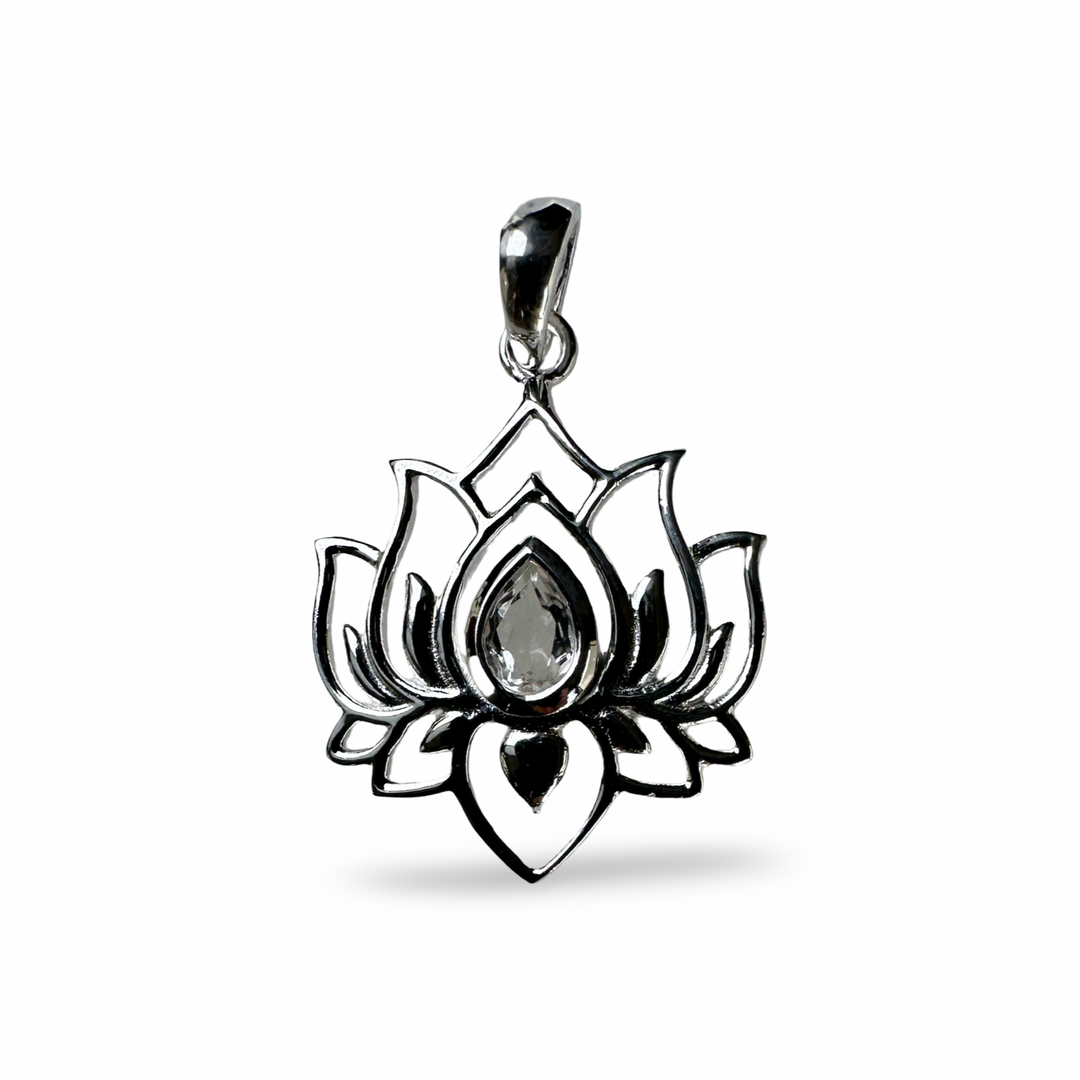 Anhänger in Lotus-Form aus Silber mit Bergkristall