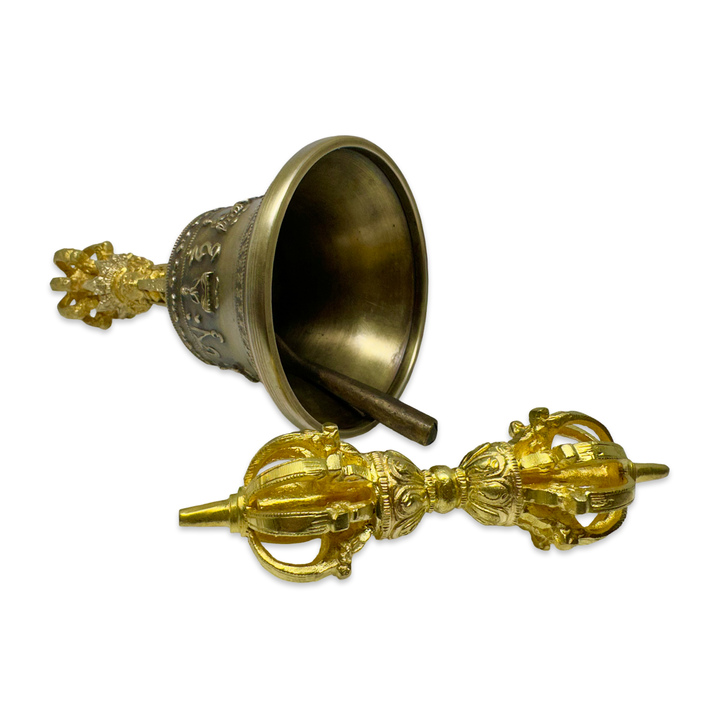 རྡོ་རྗེ་དང་གྷན་ཏ་གསེར་གྱི་ཟངས་ཀྱིས་བསྒྲིགས།