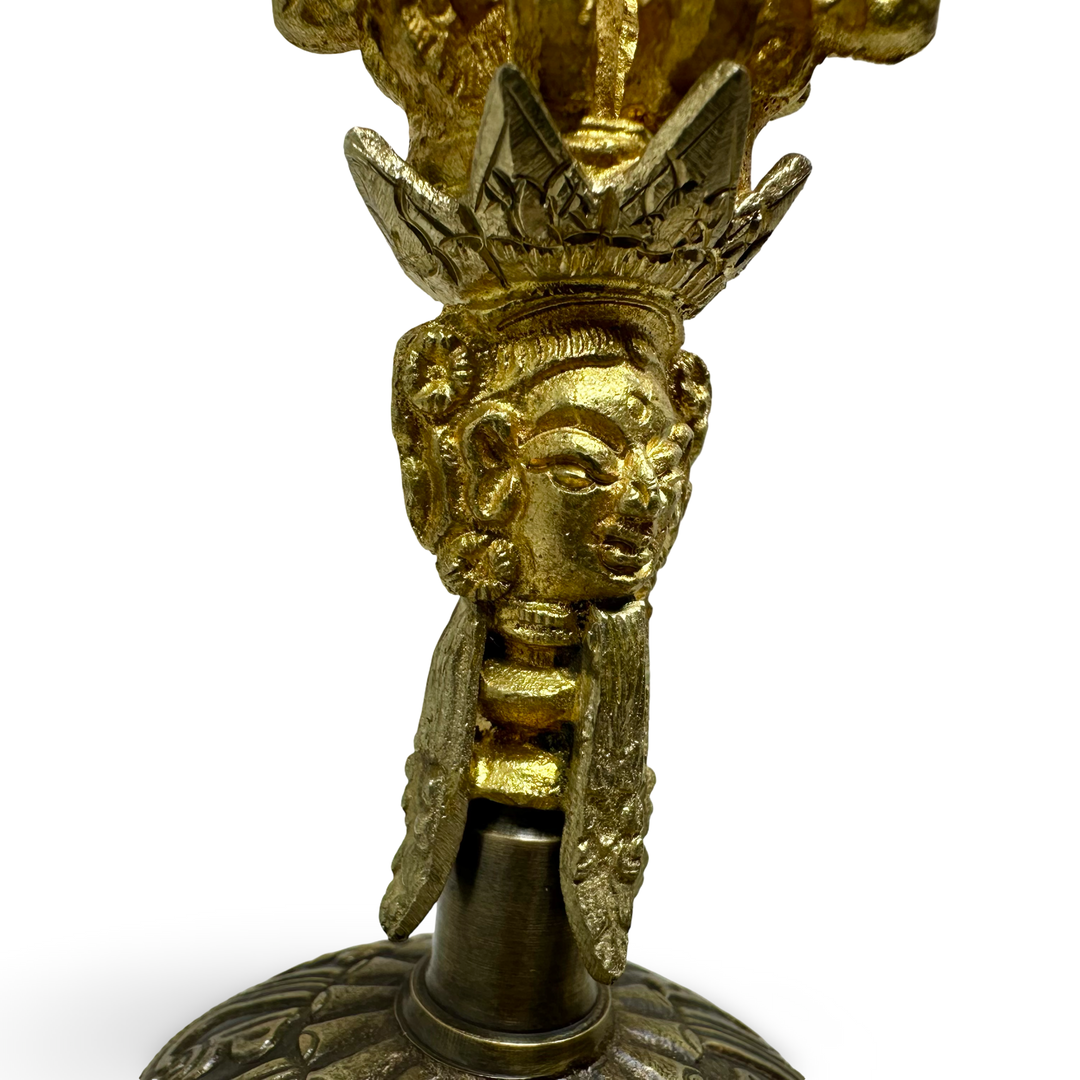 རྡོ་རྗེ་དང་གྷན་ཏ་གསེར་གྱི་ཟངས་ཀྱིས་བསྒྲིགས།