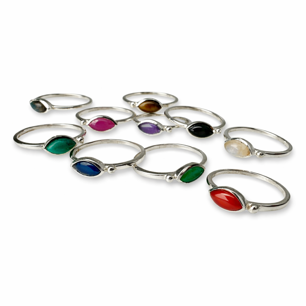 Bague en argent délicate et élégante avec pierre précieuse ovale colorée