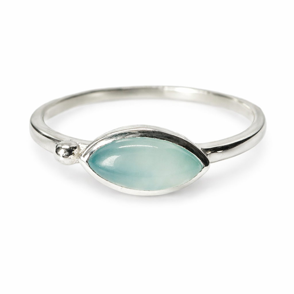 Bague en argent délicate et élégante avec pierre précieuse ovale colorée