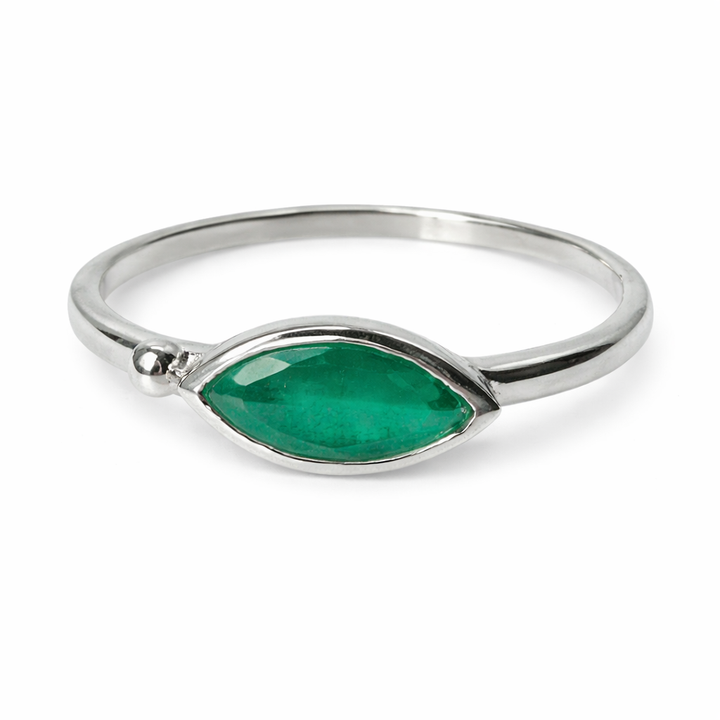 Bague en argent délicate et élégante avec pierre précieuse ovale colorée