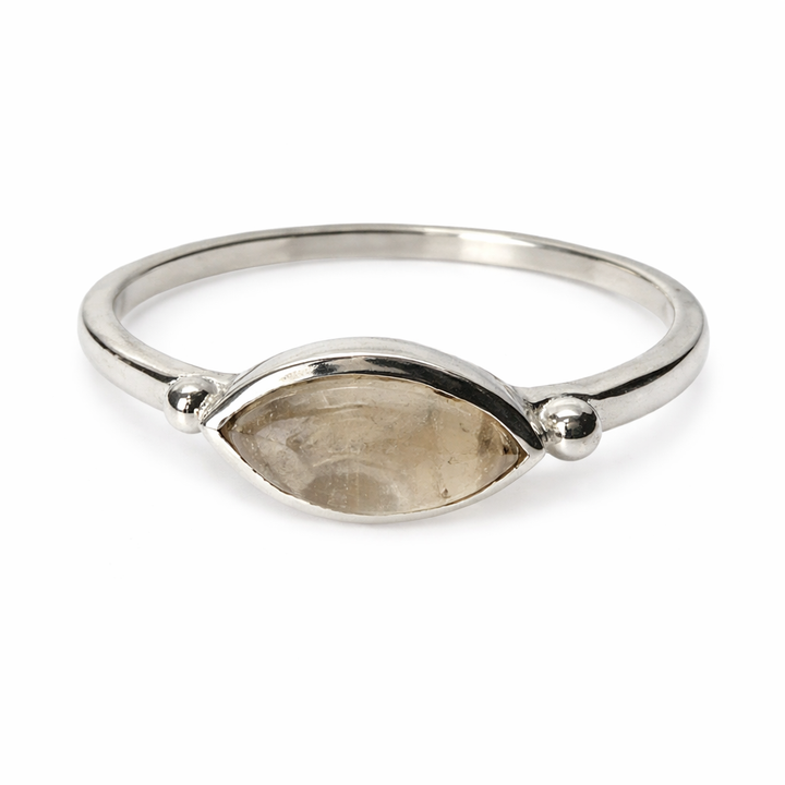 Bague en argent délicate et élégante avec pierre précieuse ovale colorée