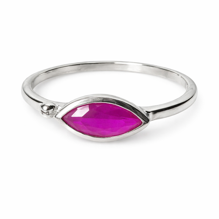 Bague en argent délicate et élégante avec pierre précieuse ovale colorée