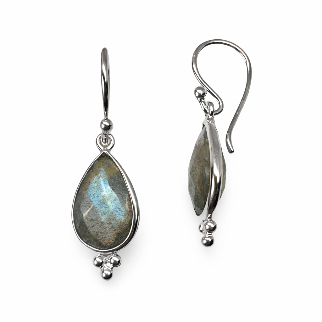 Silber-Ohranhänger mit tropfenförmigem Labradorit