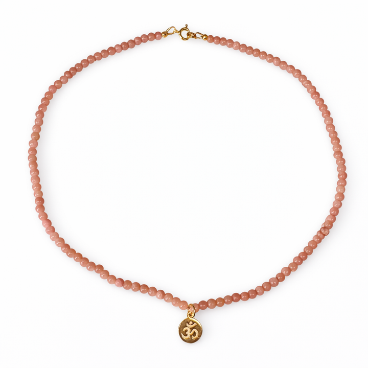 Collana in aragonite con pendente Om ॐ placcato oro