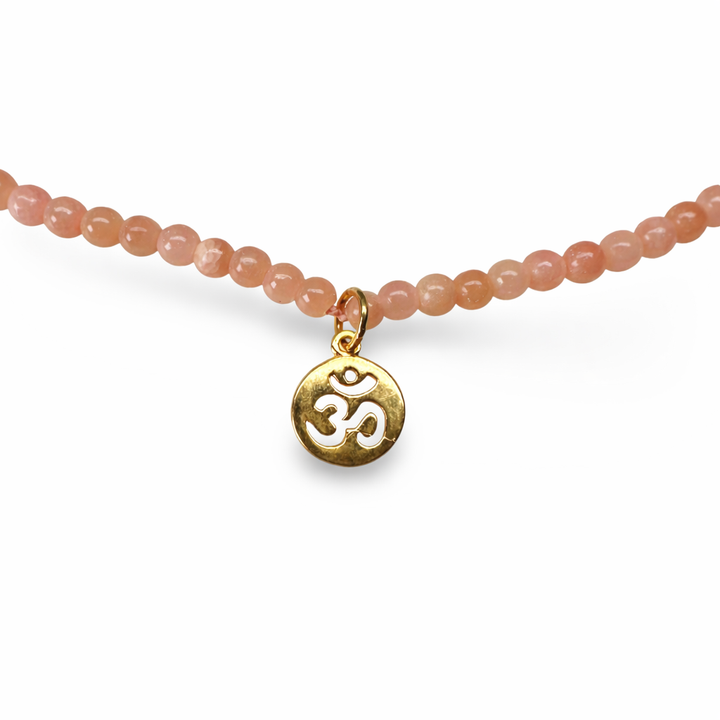 Collana in aragonite con pendente Om ॐ placcato oro
