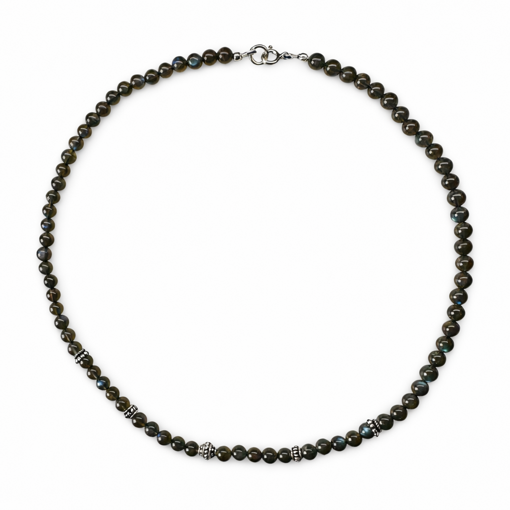 ལྦ་རཱ་ཌོར་དང་དངུལ་གྱི་ཕྲེང་བས་བཟོས་པའི་སྐེ་ཕྲེང་།