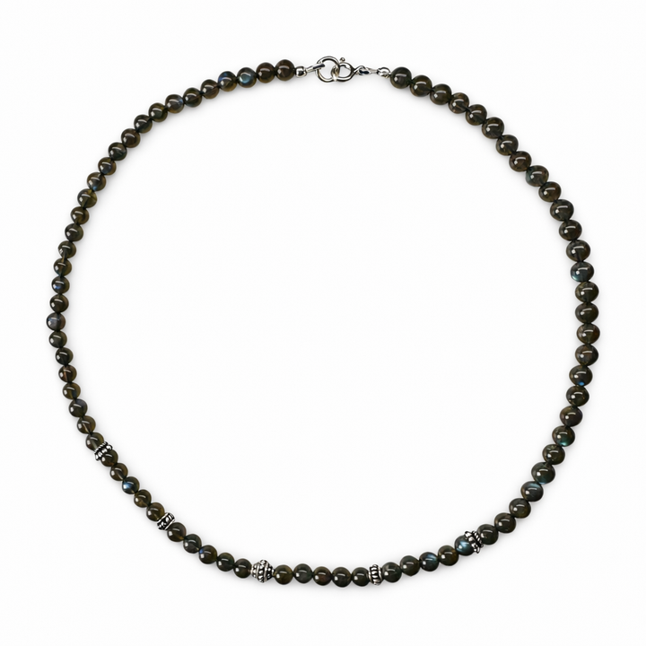 ལྦ་རཱ་ཌོར་དང་དངུལ་གྱི་ཕྲེང་བས་བཟོས་པའི་སྐེ་ཕྲེང་།