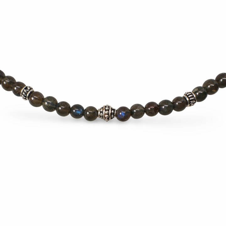 ལྦ་རཱ་ཌོར་དང་དངུལ་གྱི་ཕྲེང་བས་བཟོས་པའི་སྐེ་ཕྲེང་།