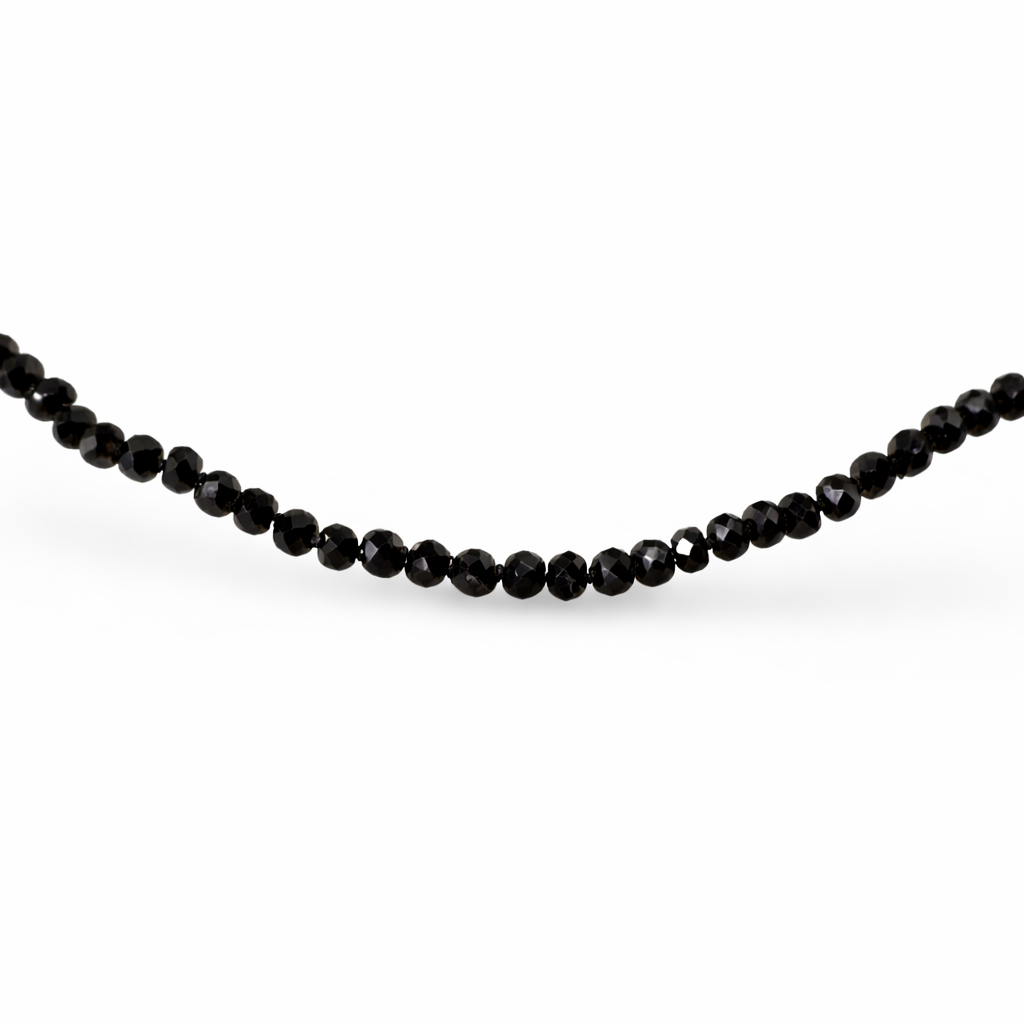 མཛེས་སྡུག་ལྡན་པའི་ཐུར་མ་ལིན་གྱི་སྐེ་ཕྲེང་ནག་པོ།