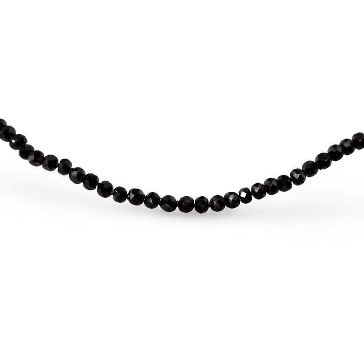 མཛེས་སྡུག་ལྡན་པའི་ཐུར་མ་ལིན་གྱི་སྐེ་ཕྲེང་ནག་པོ།