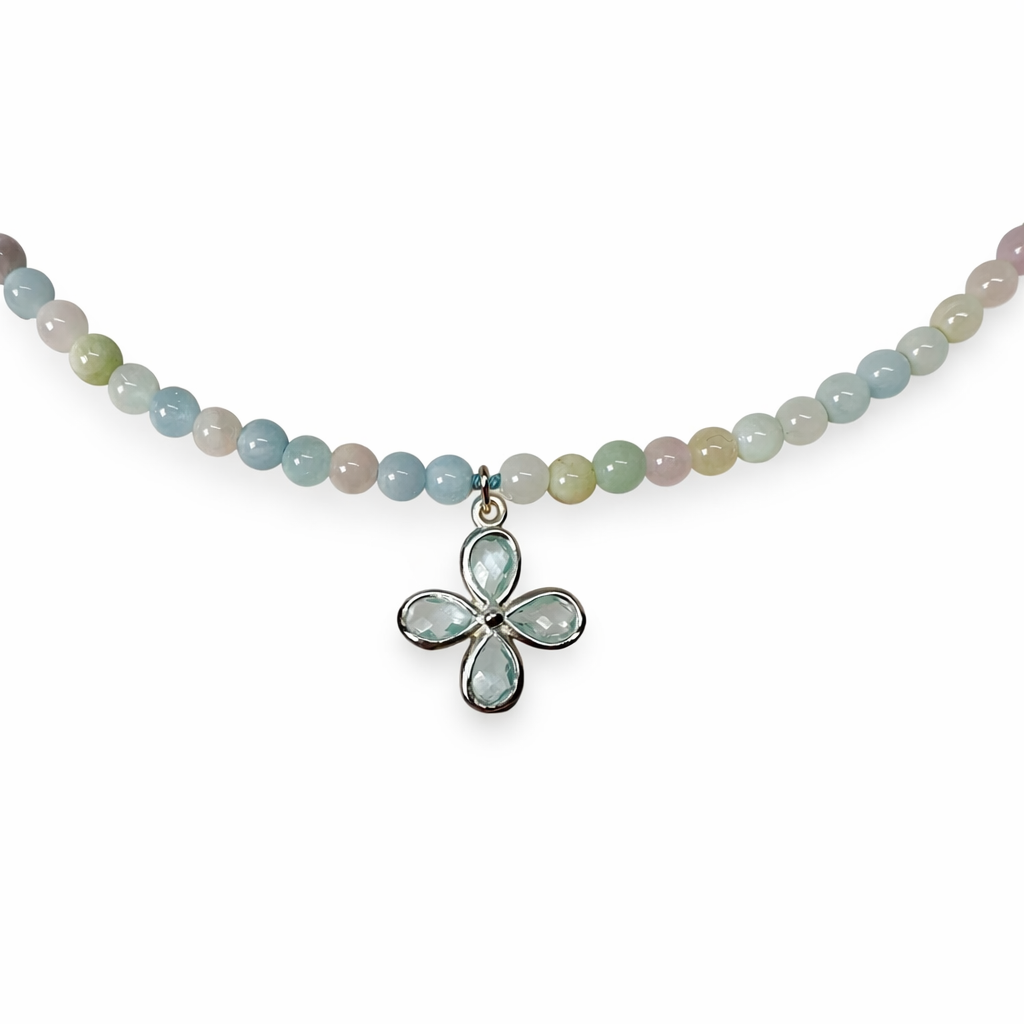 Collier composé de perles de morganite aux couleurs pastel avec un pendentif en topaze 