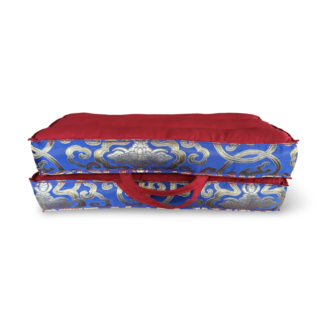 Faltbares rotes Meditations- und Sitzkissen mit blauem Brokat-Rand