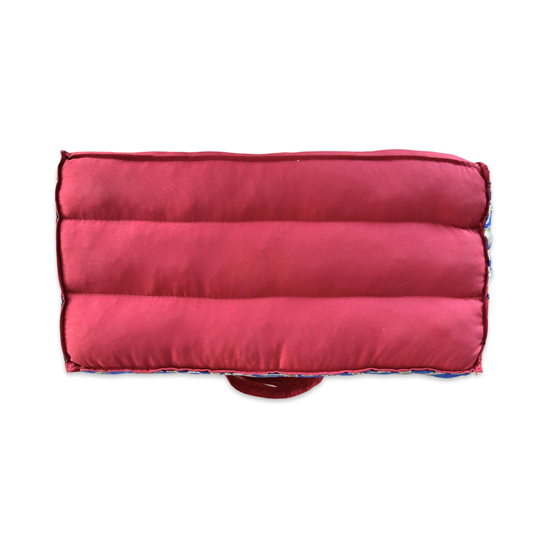 Faltbares rotes Meditations- und Sitzkissen mit blauem Brokat-Rand