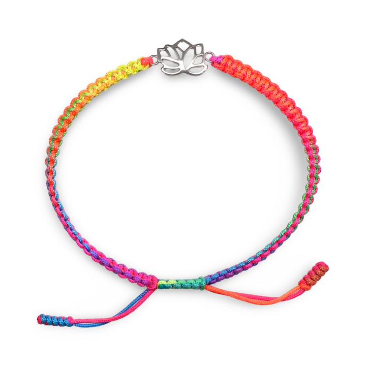 Bracelet porte-bonheur noué à la main – Fleur de lotus en argent