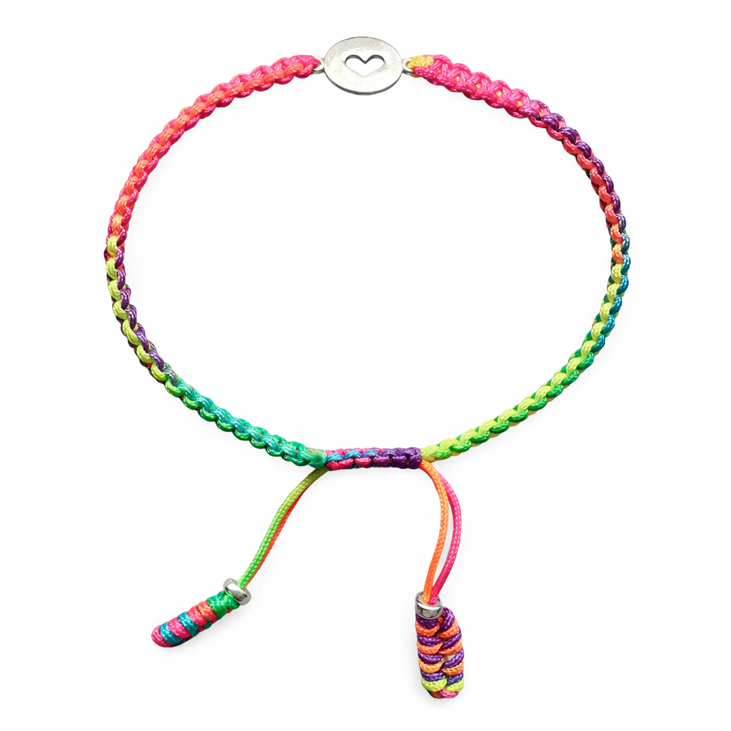 Bracciale annodato a mano con cuore d'argento 