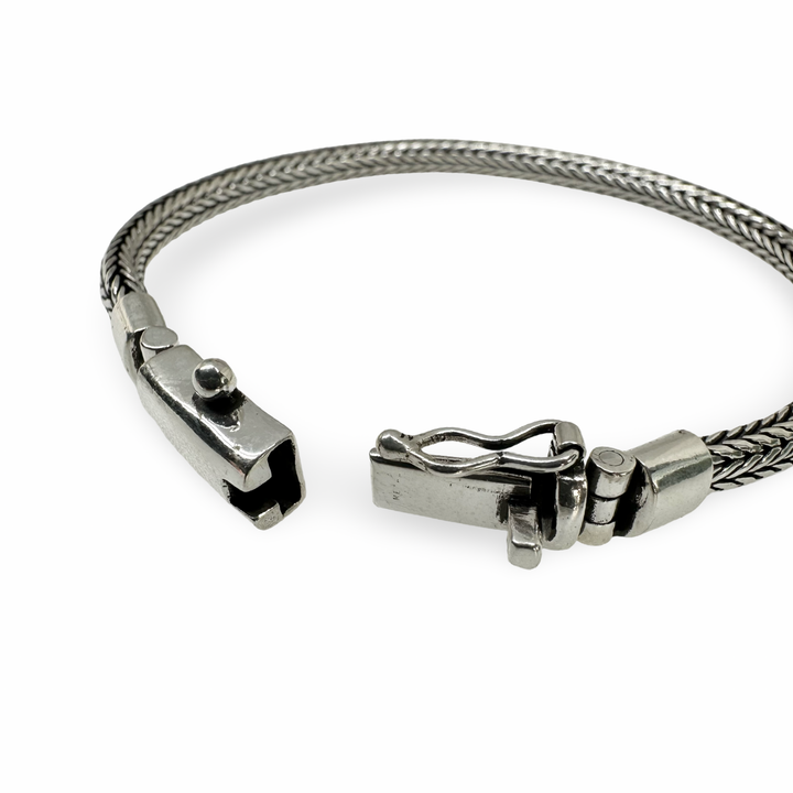 Elegante bracciale a forma di serpente in argento con chiusura sorprendente