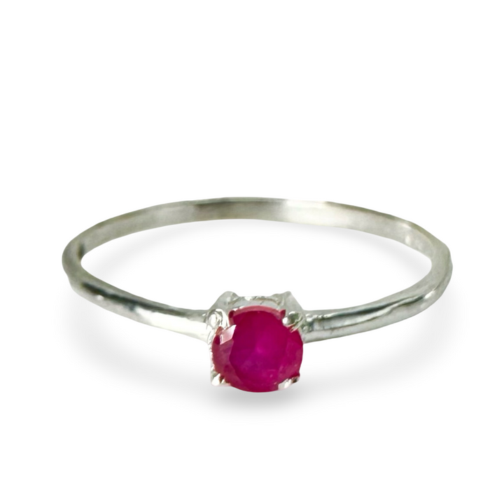 Delicato ed elegante anello in argento con pietra preziosa colorata