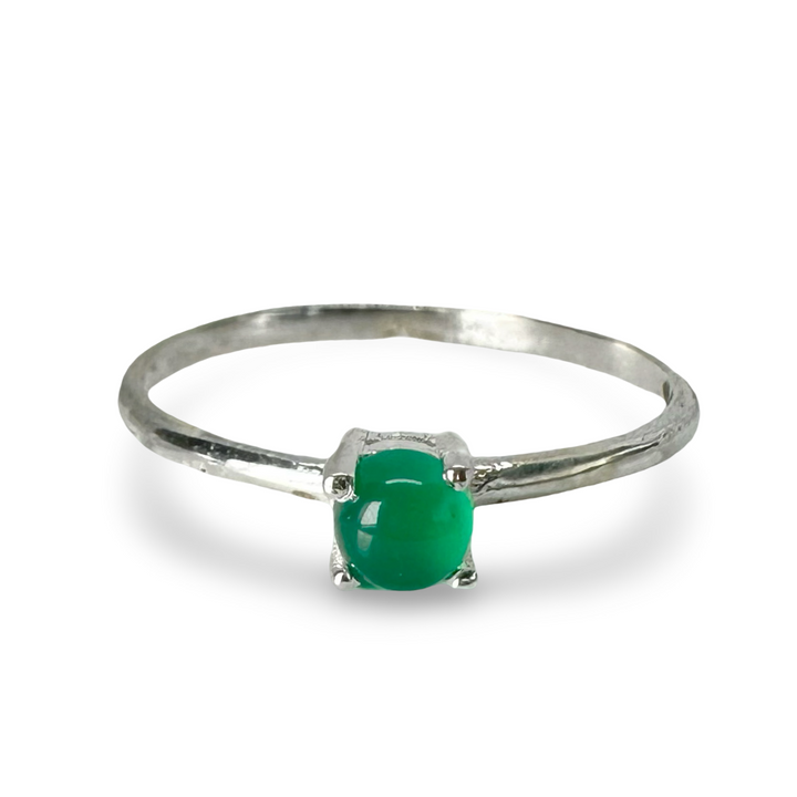 Delicato ed elegante anello in argento con pietra preziosa colorata