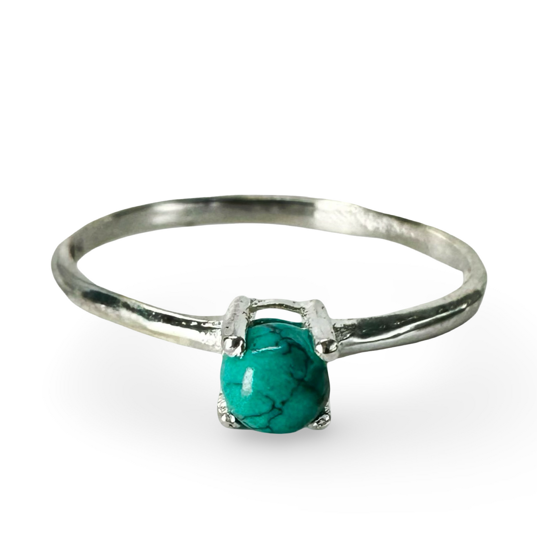 Delicato ed elegante anello in argento con pietra preziosa colorata
