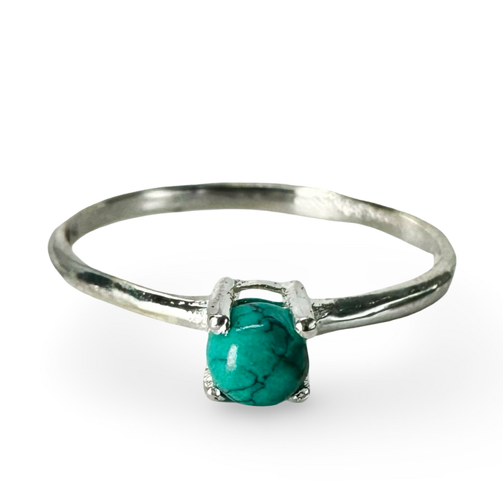 Delicato ed elegante anello in argento con pietra preziosa colorata