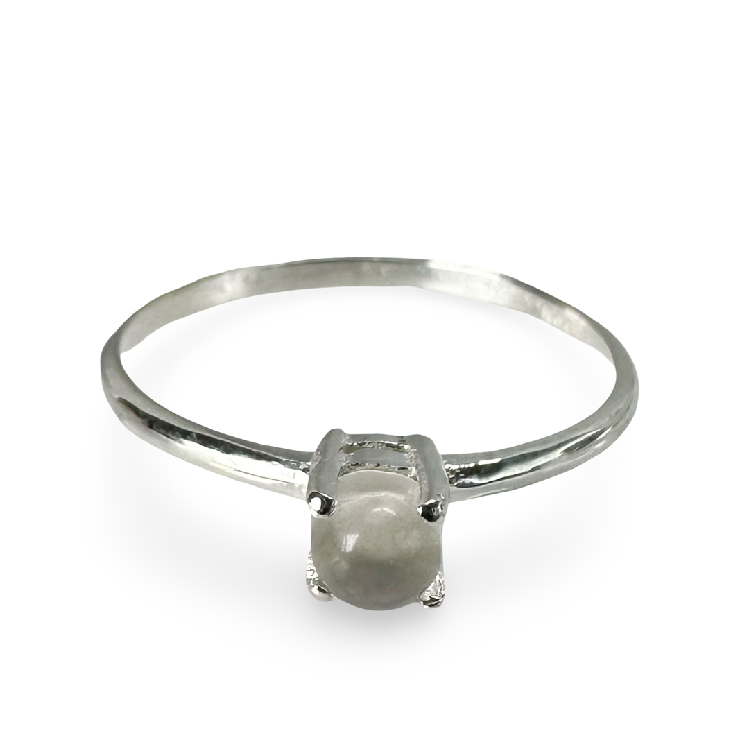 Delicato ed elegante anello in argento con pietra preziosa colorata