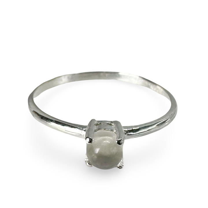 Delicato ed elegante anello in argento con pietra preziosa colorata