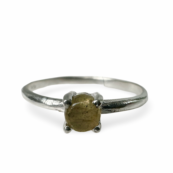 Delicato ed elegante anello in argento con pietra preziosa colorata