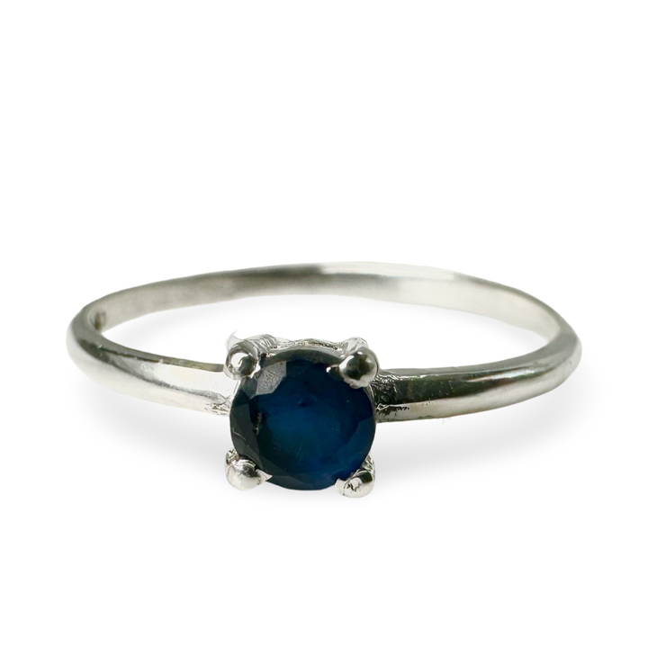 Delicato ed elegante anello in argento con pietra preziosa colorata