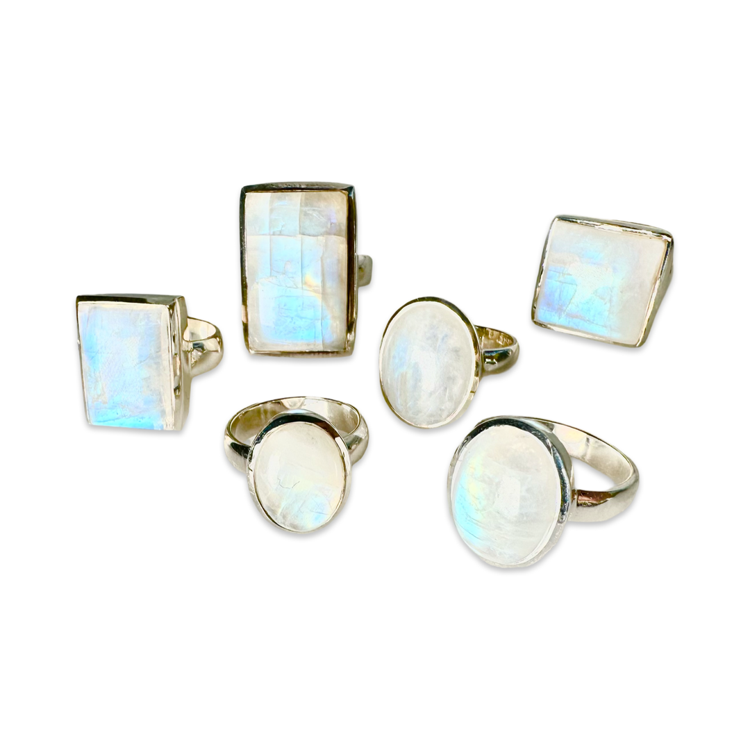 Grosse Ringe mit Regenbogen-Mondstein und Silber