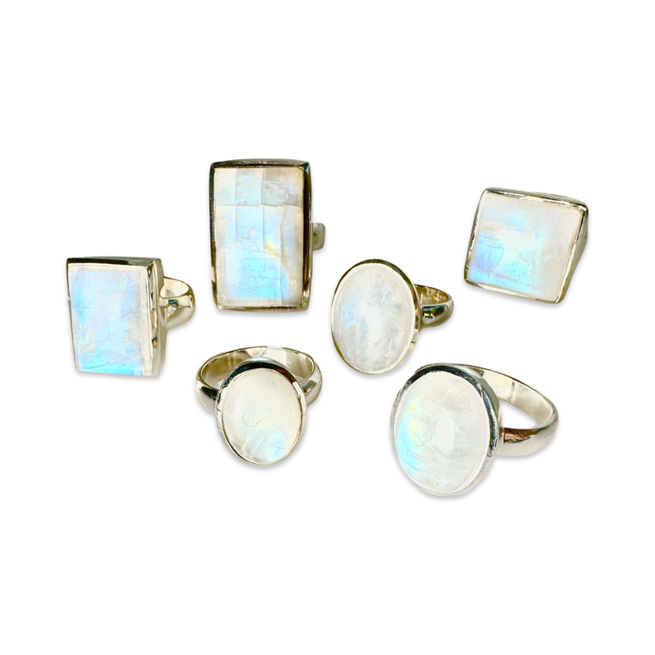 Grosse Ringe mit Regenbogen-Mondstein und Silber