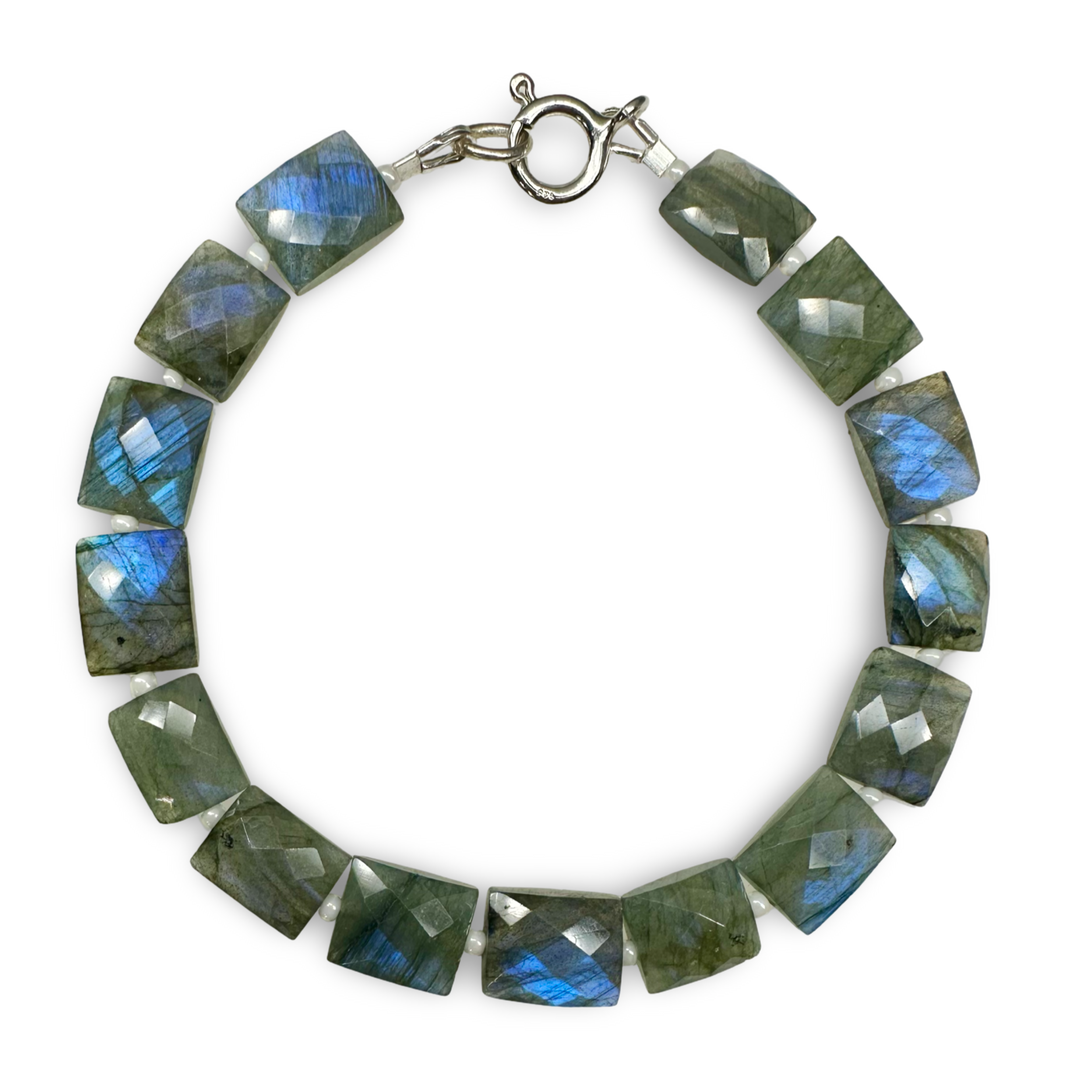 Very elegant labradorite bracelet