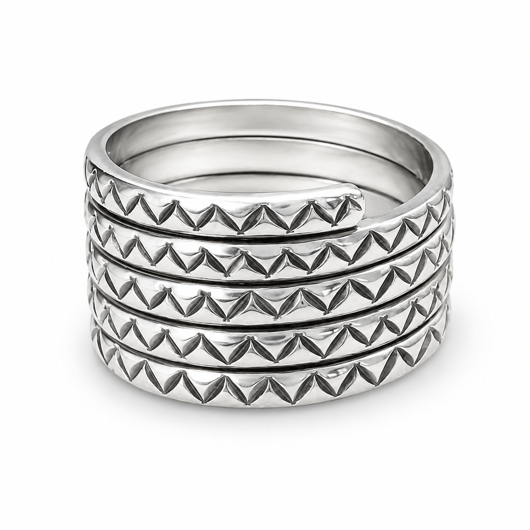 Silberring in vierfacher Spiralwindung aus dem Himalaya