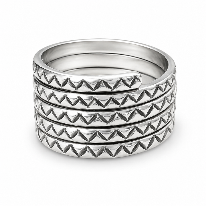 Silberring in vierfacher Spiralwindung aus dem Himalaya