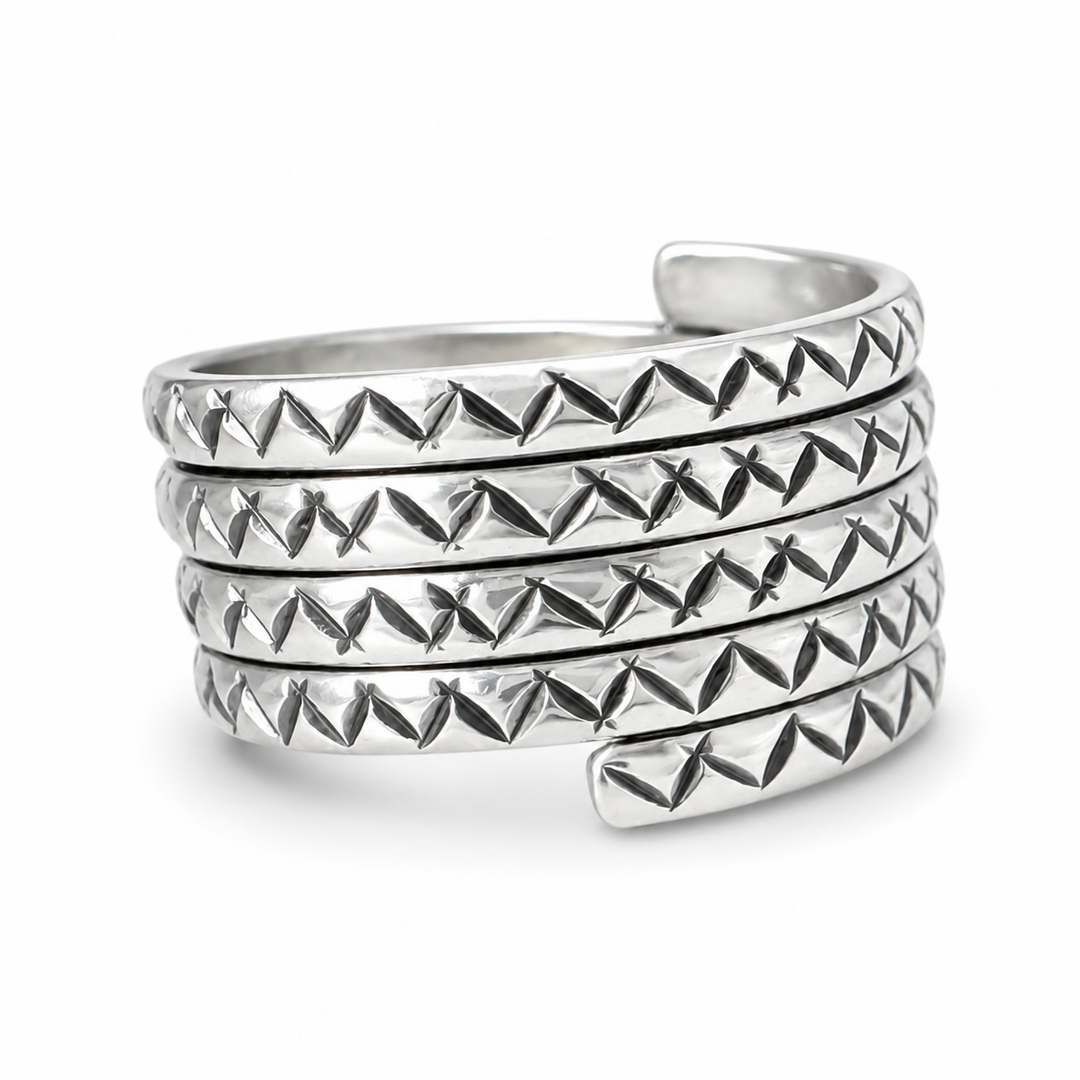 Silberring in vierfacher Spiralwindung aus dem Himalaya