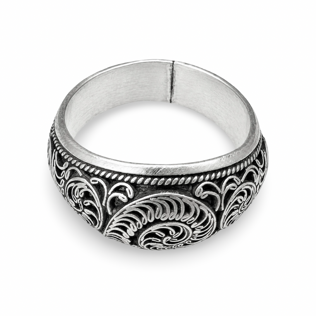 Bague en argent richement décorée de motifs végétaux